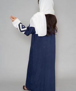 Alternative view of أمول - عباية ملونة لون كحلي مع كلفة لون كحلي و ابيض وشيفون لون ابيض من الجهتين و الاكمام تطريز 6053