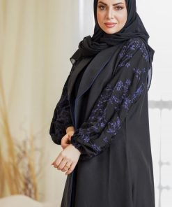 زاهية - عباية بياقة واسعة مع تطريز كحلي ع الاكمام
