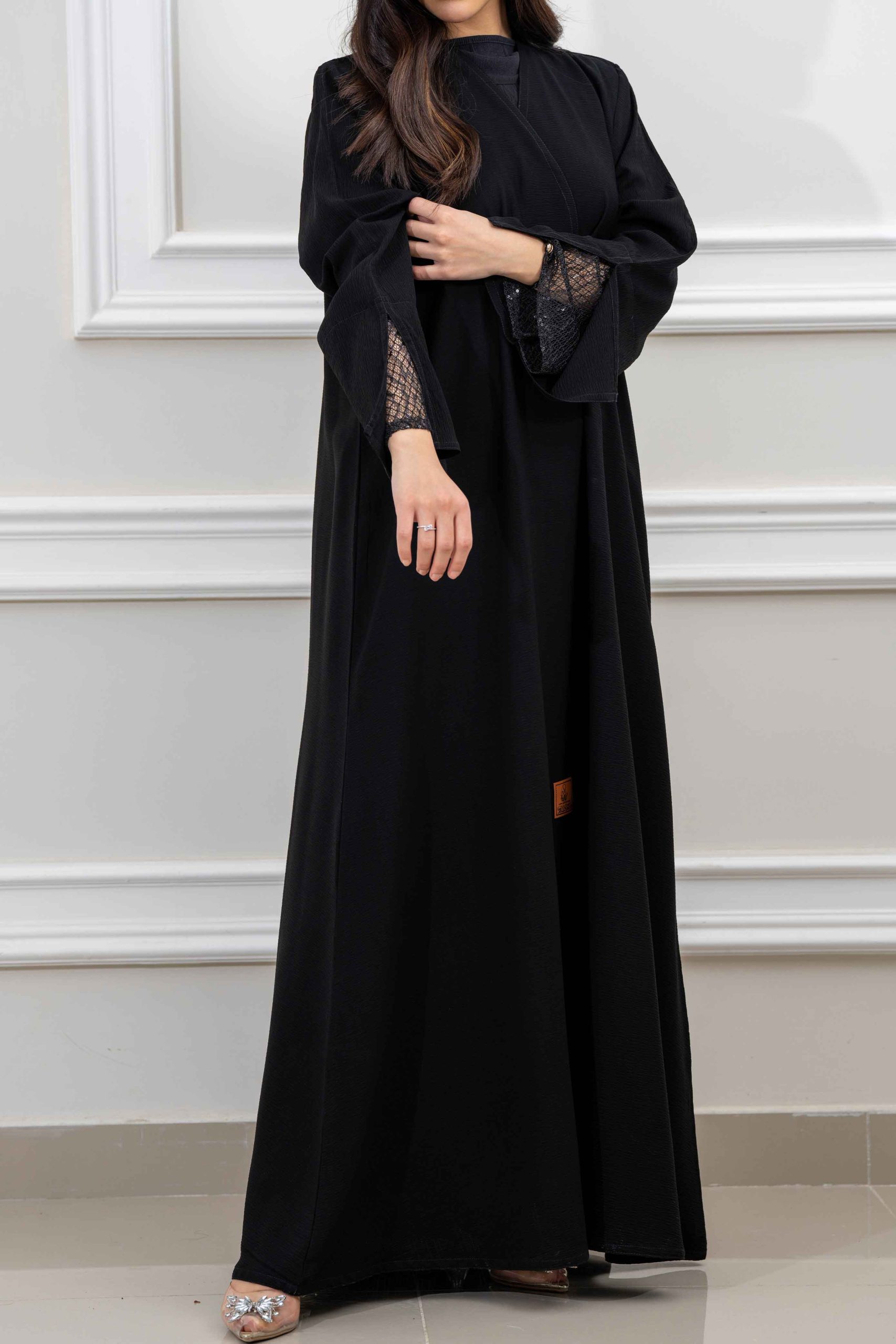 زاهية - عباية كلوش بتدخيلات دانتيل ع الكم