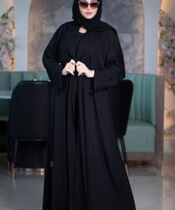 زاهية - عباية بياقة مع قصة كم مائلة بقماش مقلم وناعم