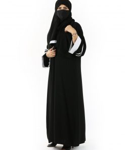 أمول - عباية سوداء سادة بأكمام وخطوط بيضاء N1009