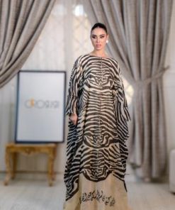 جلابية واسعة بنقشة جريئة ولمسة عصرية راقية