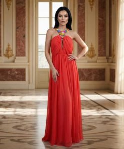 فستان أحمر طويل بإطلالة أنثوية لافتة