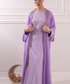 جلابية موف فاتح بتصميم راقٍ ولمسات أنيقة