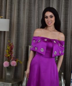 فستان فوشي أنيق بلمسة أنثوية لافتة