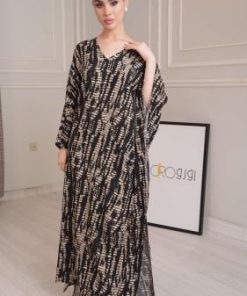 جلابية طويلة بلون أسود وبيج بنقشة عصرية ولمسة راقية