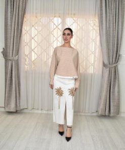 طقم نسائي أبيض وبيج بلمسة عصرية ناعمة