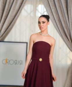 فستان سهرة طويل برغندي بتصميم أنيق ولمسة فاخرة