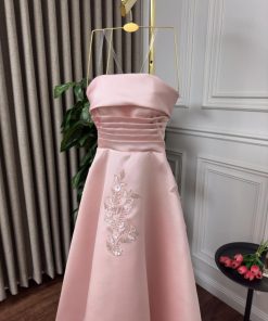 أزياء الأميرة - فستان لحمي سهره بتصميم طويل يعزز جمالك ويمنحك إطلالة فاخرة.