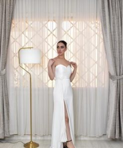 فستان أبيض طويل بإطلالة أنثوية راقية