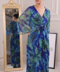 فستان طويل بدرجات الأزرق والأخضر بتصميم انسيابي ولمسة أنيقة