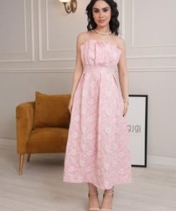 فستان وردي بنقشة الزهور مناسب للسن المحير