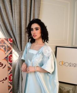 جلابية قطعتين بلون أزرق فاتح بتصميم راقٍ ولمسات أنثوية ناعمة