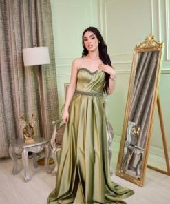 فستان سهرة ستان زيتي بكتف واحد طويل - أناقة ملكية بلمعة حريرية للمناسبات الفخمة