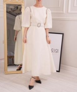 فستان أوف وايت بتصميم أنيق ولمسة راقية