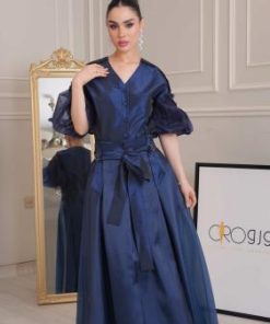 طقم نسائي أزرق ملكي بتصميم راقٍ ولمسة فاخرة