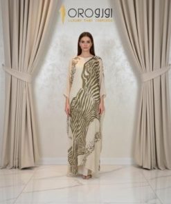 جلابية فاخرة باللونين الأبيض والذهبي بطبعة حمار وحشي جريئة وتطريز عربي – فخامة سعودية عصرية