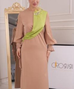 فستان طويل باللون البيج والأخضر بتصميم أنيق ولمسة راقية