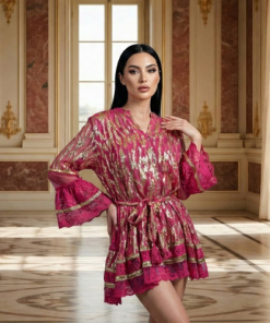 فستان قصير فوشي بلمسة أنثوية فاخرة