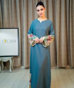 جلابية طويلة زرقاء بتفاصيل أنيقة ولمسة راقية