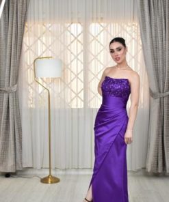 فستان بنفسجي طويل بإطلالة أنثوية راقية