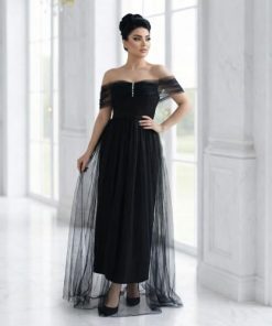 فستان أسود طويل بتصميم راقٍ ولمسة أنثوية ساحرة