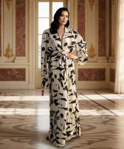 فستان طويل بيج وأسود بإطلالة عصرية راقية