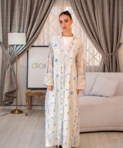 جلابية طويلة أوف وايت بتفاصيل ناعمة ولمسة راقية