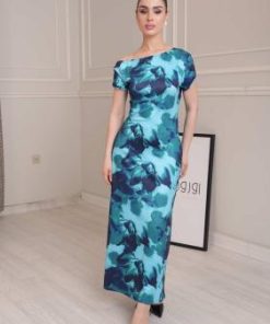 فستان طويل بدرجات الأزرق والتركواز بتصميم أنيق ولمسة عصرية