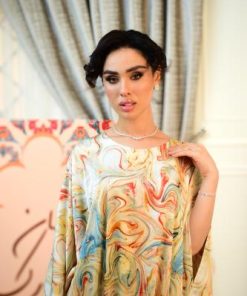 جلابية طويلة بنقشة فنية وألوان ناعمة ولمسة راقية