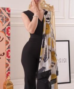 طقم نسائي أسود مع شال بنقشة أنيقة ولمسة راقية
