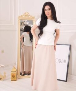 طقم نسائي باللون الأبيض والبيج بتصميم ناعم ولمسة راقية