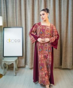 جلابية برغندي بنقشة تراثية ولمسة فاخرة