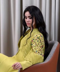 طقم نسائي أخضر ليموني بلمسة فاخرة ولافتة