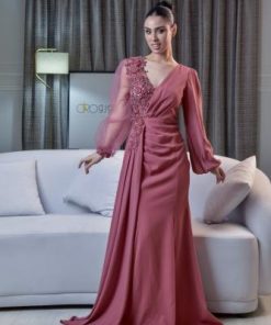 فستان وردي بتطريز جانبي ولمسة أنثوية راقية