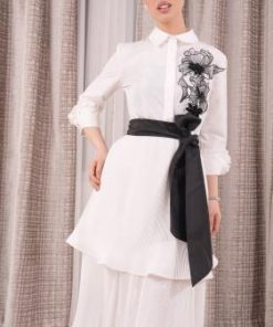 طقم أبيض بتفاصيل سوداء ولمسة أنيقة راقية