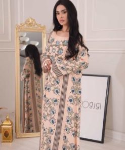 جلابية طويلة باللون البيج بنقوش أنيقة ولمسة راقية