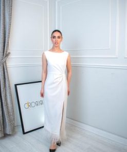 فستان أبيض أنيق بإطلالة أنثوية راقية