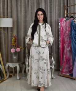 طقم نسائي أبيض وأخضر بلمسة أنثوية ناعمة