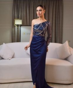 فستان أزرق ملكي طويل بإطلالة أنثوية فاخرة