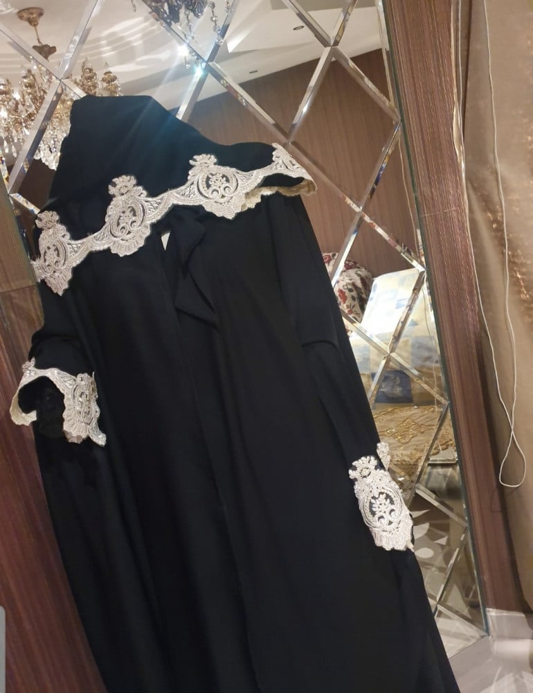 ندف - عبايه عروس سوداء تطريز ذهبي - الصورة 2