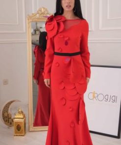 فستان سهرة أحمر طويل بتفاصيل بارزة ولمسة فاخرة