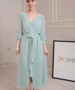 فستان أخضر بإطلالة أنثوية ناعمة