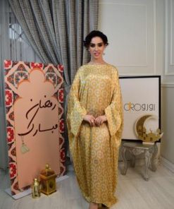 جلابية طويلة باللون الأصفر بنقشة أنيقة ولمسة راقية