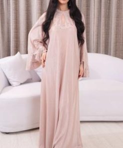 جلابية بلون وردي فاتح بتصميم ناعم ولمسة راقية
