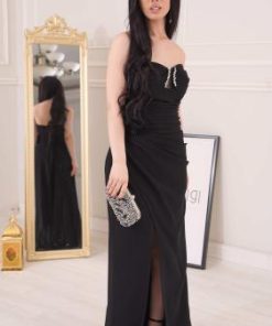 فستان سهرة أسود طويل بتصميم أنيق ولمسة فاخرة