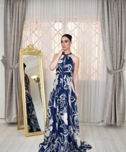 فستان طويل أزرق وأبيض بإطلالة أنثوية راقية.