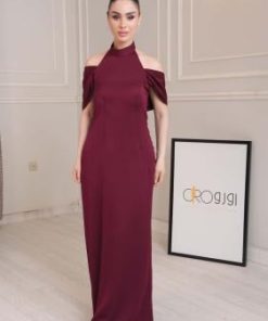 فستان طويل برغندي بتصميم أنيق ولمسة أنثوية راقية
