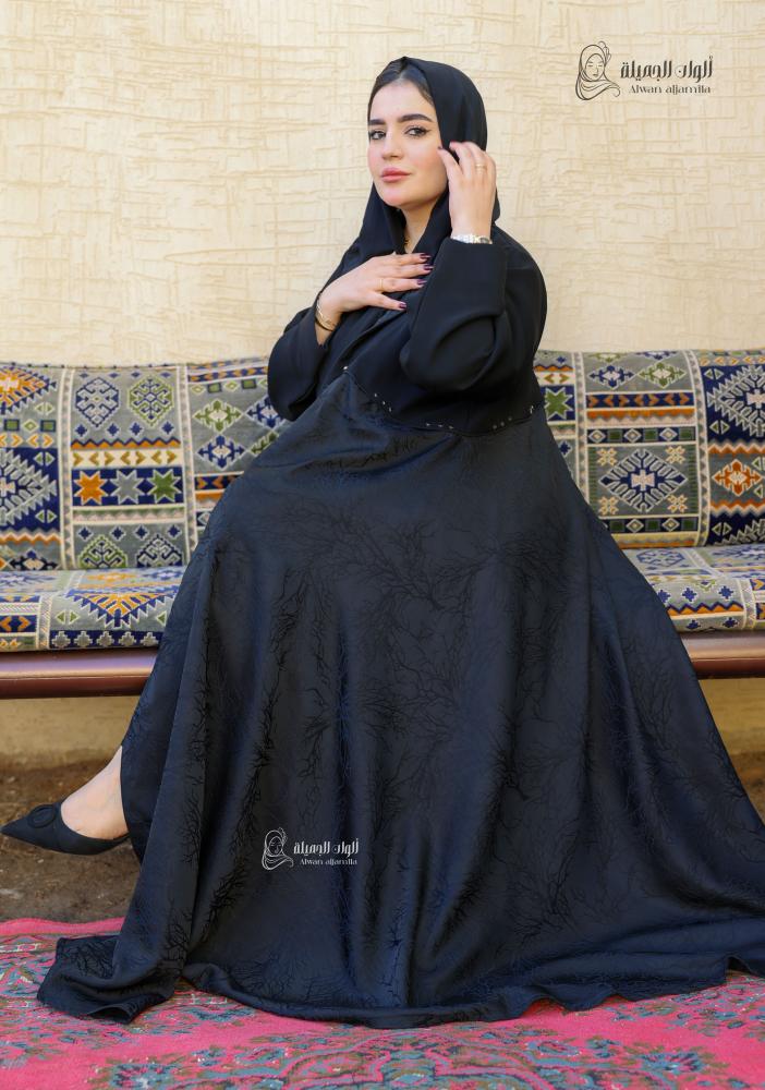 ألوان الجميلة - عباية سوداء من الكريب بتدخيلة تفته وقصة نص كلوش - الصورة 5
