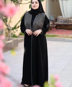 ألوان الجميلة  - عباية سوداء بتدخيلة فاخرة من الكريب الملكي